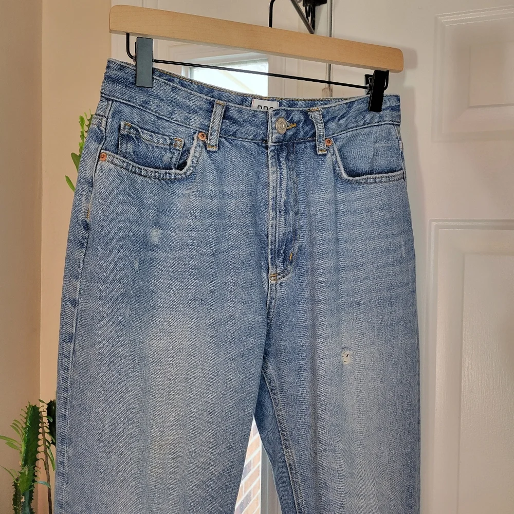 BDG‎ Urban Outfitters High-Waisted Mom Light Wash Jeans, Size Womens 28